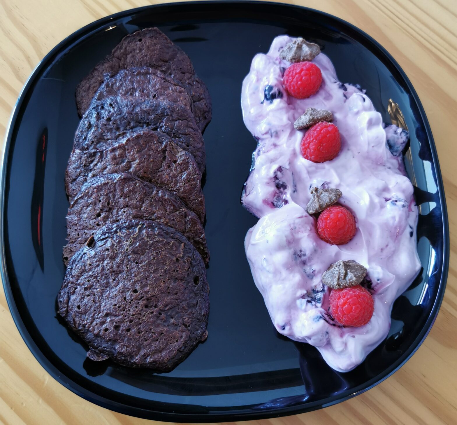Schoko-Pancakes mit Beerenjoghurt