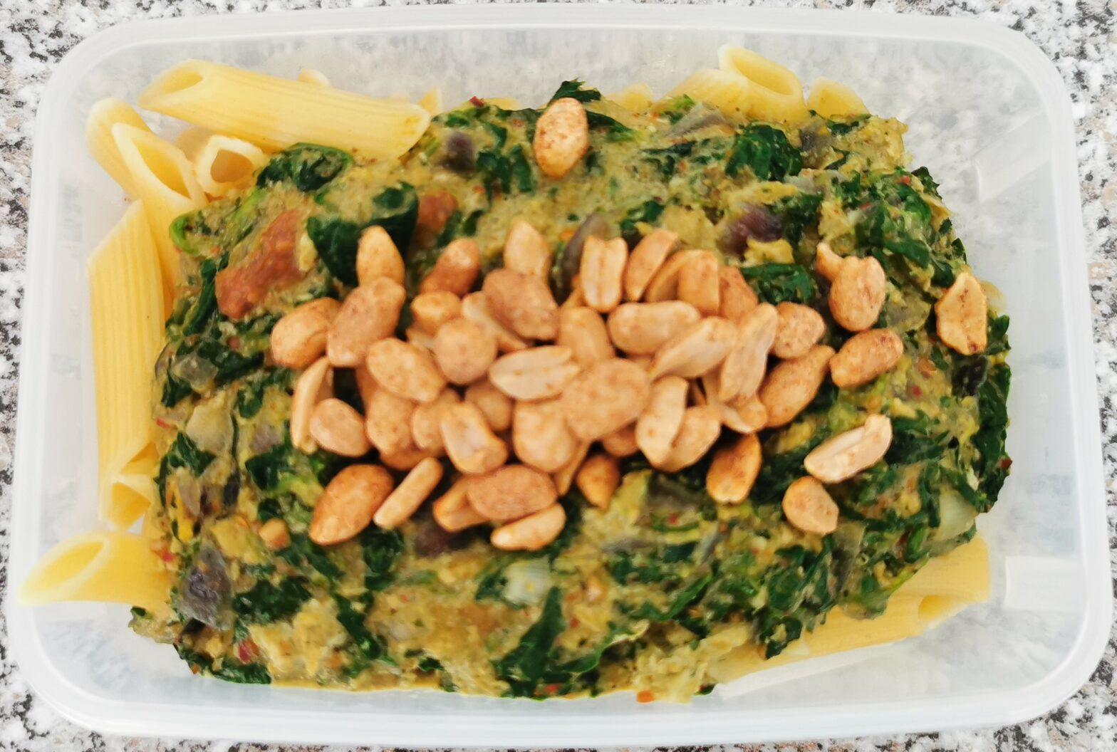 Nudeln mit Erdnuss-Spinat-Sauce